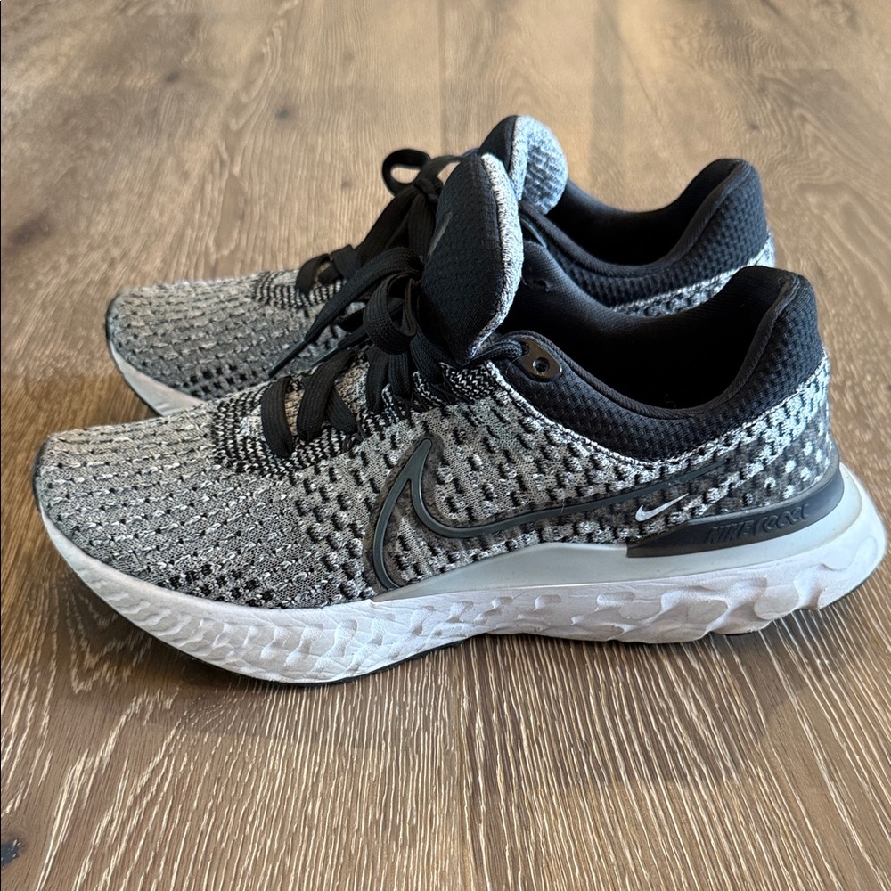 Nike Women’s Black and White Sneakers